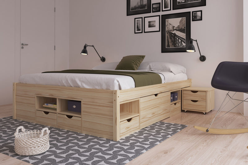 Funktionsbett Claas 140 x 200 in Kiefer natur mit Schubkästen und Regalfächern, Gesamtansicht von schräg vorne.