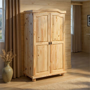 Kleiderschrank Dielenschrank Genf aus Kiefer Massivholz in Natur, Gesamtansicht mit zwei Türen und gewölbter Bekrönung.