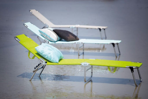 AMIGO Sonnenliege von FIAM in Pistazie mit Aluminium-Gestell, Gesamtansicht mehrerer Liegen am Strand.