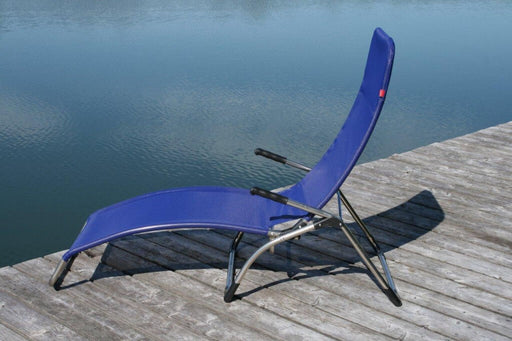 SAMBA Kippliege Bäderliege Gartenliege von FIAM in Dunkelblau mit Aluminium-Gestell, Gesamtansicht auf Holzsteg am Wasser.