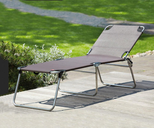 Sonnenliege AMIGO 40 PLUS mit grauem Kunststoffgewebe und Aluminium-Gestell, Gesamtansicht auf Terrasse.