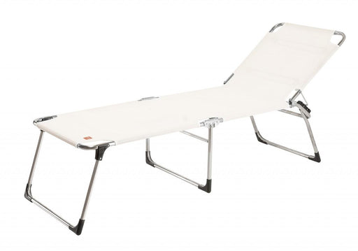 Sonnenliege AMIGO 40 PLUS mit cremefarbener Liegefläche und silbernem Aluminium-Gestell in Gesamtansicht.