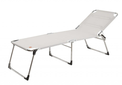 Sonnenliege AMIGO 40 PLUS mit silbernem Aluminium-Gestell und weißer Kunststoffgewebe-Liegefläche, Seitenansicht.