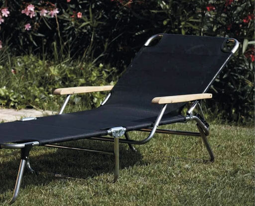 Sonnenliege AMIGO mit Armlehne in Schwarz mit Aluminium-Gestell, seitliche Gesamtansicht im Garten.