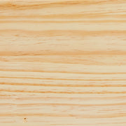Oberflächendetail der naturlackierten Kiefer Massivholz-Oberseite des Buffet Vitrine TOSCANA mit charakteristischer Maserung.
