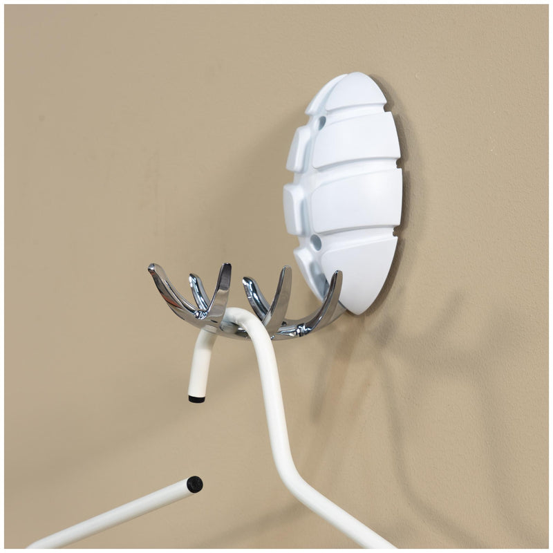 Spinder BUG Garderobe in Silky Taupe mit verchromten Haken und weissen Bügeln an beiger Wand
