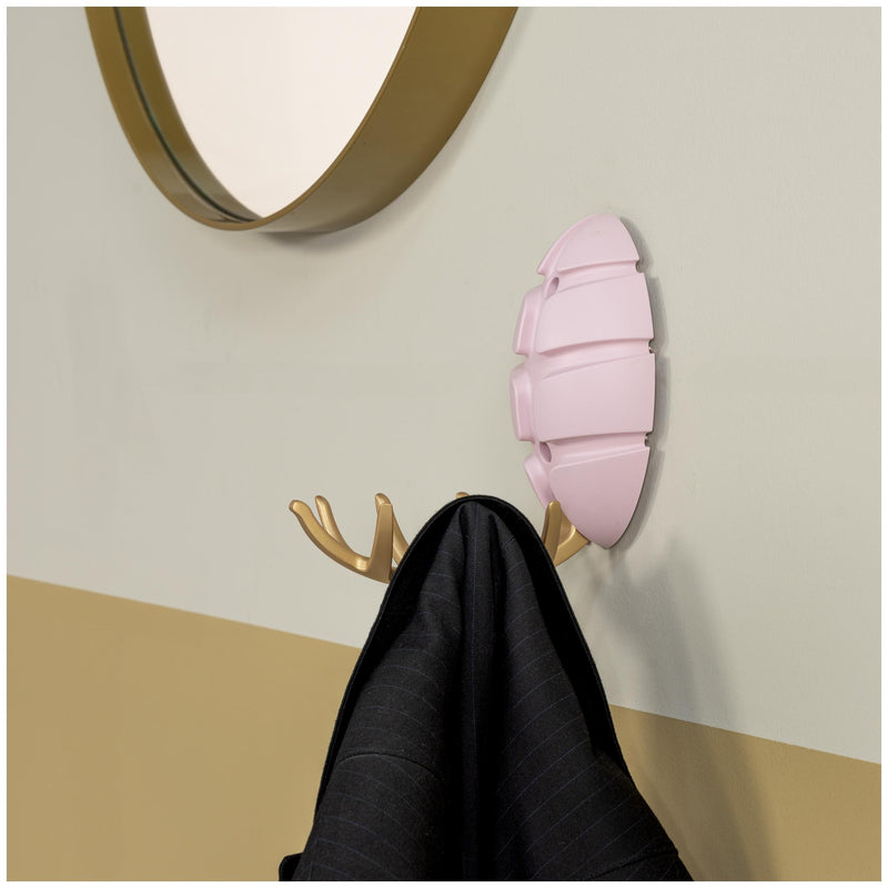 Spinder BUG Garderobe in Silky Taupe mit goldfarbenen Geweihen und einem Mantel