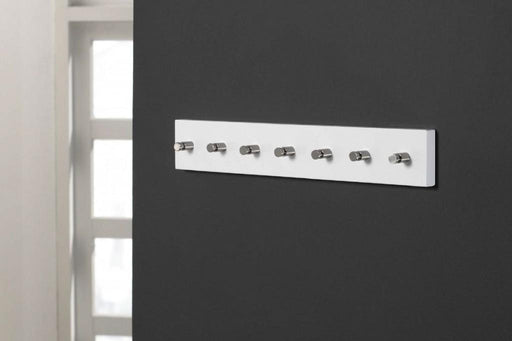 Garderobenhaken IMMO Glos 7 mit sieben metallischen Haken auf weißem Träger an dunkelgrauer Wand montiert.