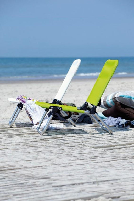 Aluminium Strandstuhl Gartenstuhl Quick von FIAM in Weiß und Neongelb, Gesamtansicht auf Holzsteg am Strand.