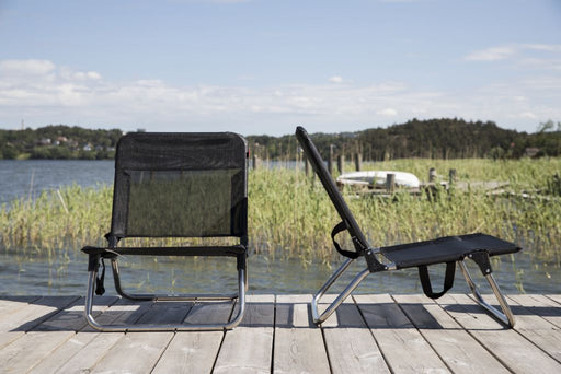 Aluminium Strandstuhl Quick von FIAM mit schwarzem Textilbezug und verstellbarer Rückenlehne, Vorderansicht.