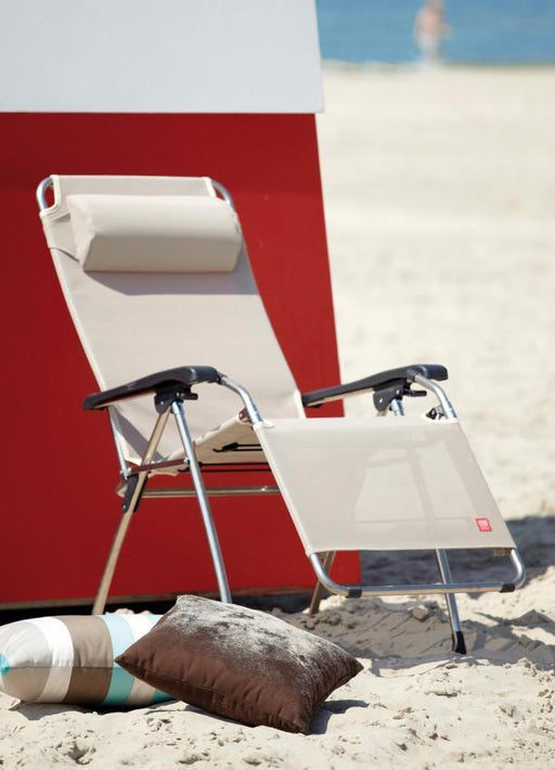 Amida Gartenliege Relaxliege inkl. Nackenkissen von FIAM in Weiß mit schwarzen Armlehnen, Gesamtansicht am Strand.