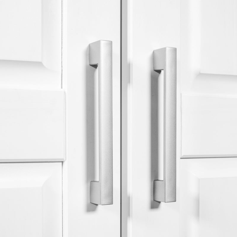 Kleiderschrank Magnus 3 Türen mit zwei silbernen Griffleisten, Detailansicht der Griffe und weißen Türfronten.