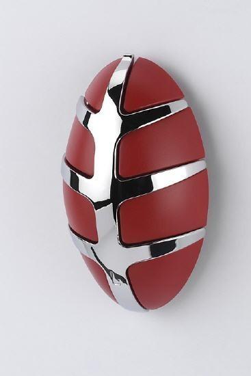 Wandgarderobe BUG in Rot Chrom, Gesamtansicht mit segmentierten roten Elementen und schwarzweißen Akzenten.