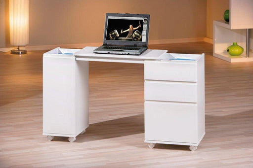 Laptop Office Schreibtisch weiß von vorne mit drei Schubladen rechts, einer Tür links und Rollen, auf dem ein Laptop steht.