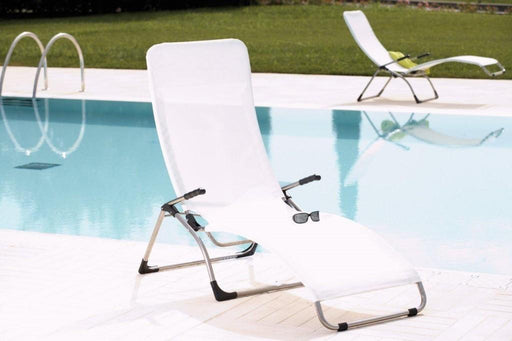 Sonnenliege Samba in Weiß mit Textilbespannung und Aluminium-Gestell, Gesamtansicht.
