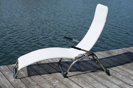 Sonnenliege Samba mit weiß gepolstertem Sitz und verstellbarer Rückenlehne auf Aluminiumgestell, Gesamtansicht.