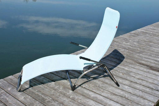 Sonnenliege Samba Aqua mit weißer Liegeflache und schwarzem Metallgestell, Gesamtansicht auf Steg am Wasser.