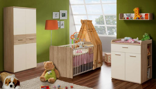 Babyzimmer Komplettset Sonoma Eiche mit weißen Absetzungen in Gesamtansicht mit Gitterbett, Wickelkommode und Schrank.