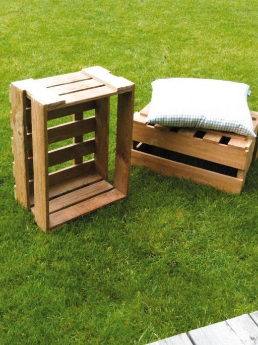 Kiste Hocker WINE aus recyceltem Teak in Gesamtansicht mit offenem Stauraum und Kissen auf Grasfläche.