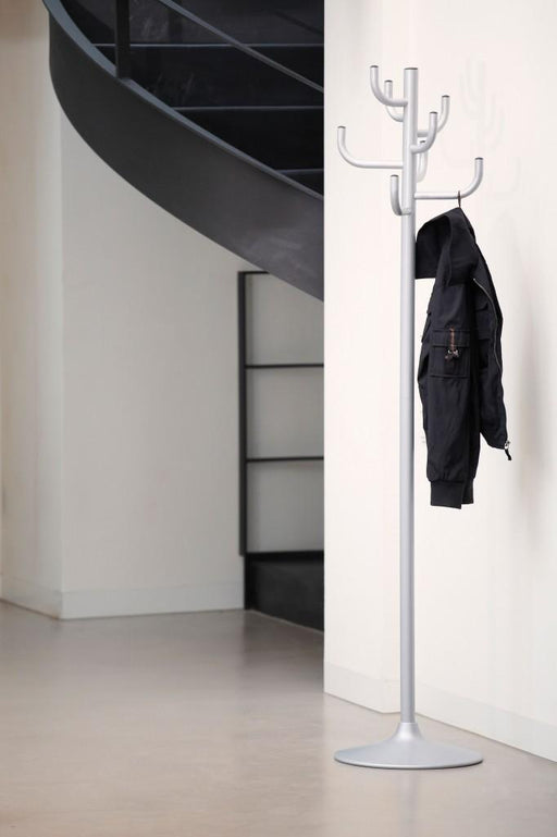 Kleiderständer KAKTUS Silber Design Garderobe von Jan Kurtz in Gesamtansicht mit mehreren Haken und einer schwarzen Jacke.