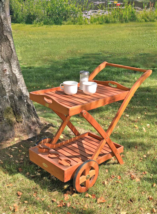 Garten Teewagen TOLEDO mit 2 Etagen in Eukalyptus, Gesamtansicht von vorne mit Tablett und Gläsern bestückt.
