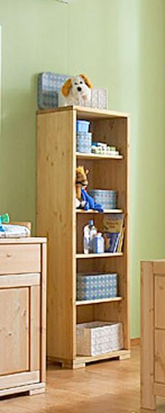 Bücherregal VITA Regal 4 Fächer Kiefer massiv in Gesamtansicht, gefüllt mit Boxen und Spielzeugen in hellem Kinderzimmer.
