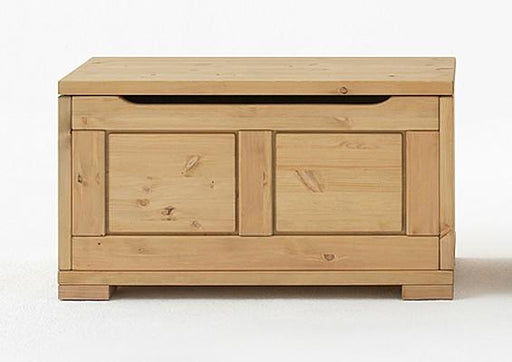 Deckeltruhe Guldborg aus Kiefer massiv, Gesamtansicht von vorne mit Deckelklappe und zwei Fronttüren.