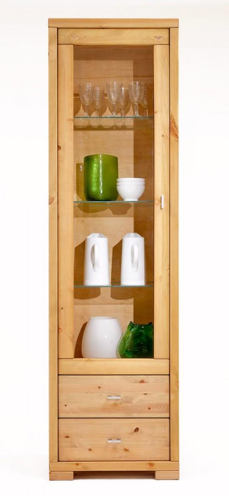 Vitrine VITA schmal mit Glastür, gefüllt mit Gläsern und Deko-Objekten, Gesamtansicht von vorne.