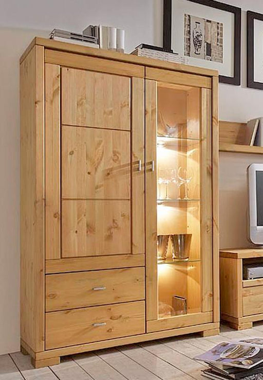 Highboard-Vitrine VITA mit zwei Glastüren, Schubladen im unteren Bereich und warmweißer Innenbeleuchtung in Gesamtansicht.