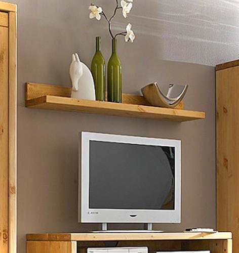 Wandregal VITA 120 cm Kiefer massiv in Gesamtansicht an der Wand über einem Fernseher mit Dekoobjekten bestückt.