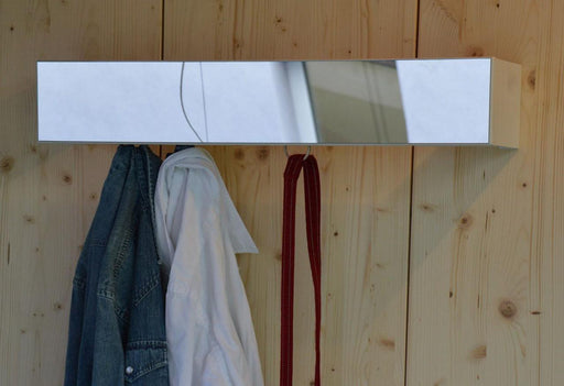 Wandgarderobe SLIM in Weiß mit Spiegel und sechs Haken, frontal bestückt mit Jacke, Tuch und Schal.