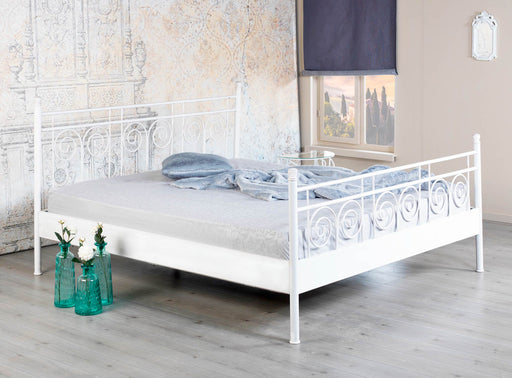 Metallbett SARA Weiß lackiert in Gesamtansicht mit ornamentalen Kopf- und Fußteilen sowie weißem Metallrahmen.