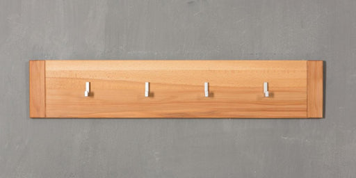 Wandgarderobe Hakenleiste Genf aus Kernbuche Massivholz geölt mit vier silbernen Haken in Gesamtansicht.