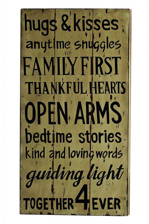 Holzschild "Hugs and kisses" mit inspirierendem Schriftzug auf creme-farbener Oberfläche im Vintage-Look mit Kratzer-Effekt.
