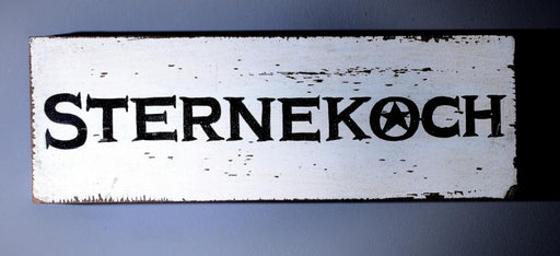 Wall Art Deko Holzschild „Sternekoch" im Vintage Look mit weißer Oberfläche und schwarzer Schrift, Gesamtansicht.