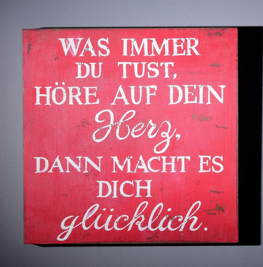 Wall Art Deko Holzschild „Was immer du tust..." mit weißer Schrift auf rosa-rotem Untergrund in Vintage-Optik, Gesamtansicht.