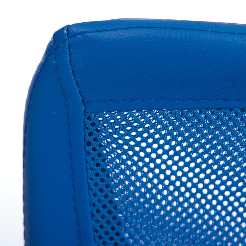 Detailansicht der blauen Rückenlehne des Kinderdrehstuhls BONNIE mit perforiertem Netzstoff und Nähten.