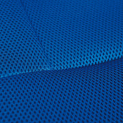 Detailansicht der blauen Polyester-Sitzfläche des Kinderdrehstuhls BONNIE mit perforierter Oberflächenstruktur.