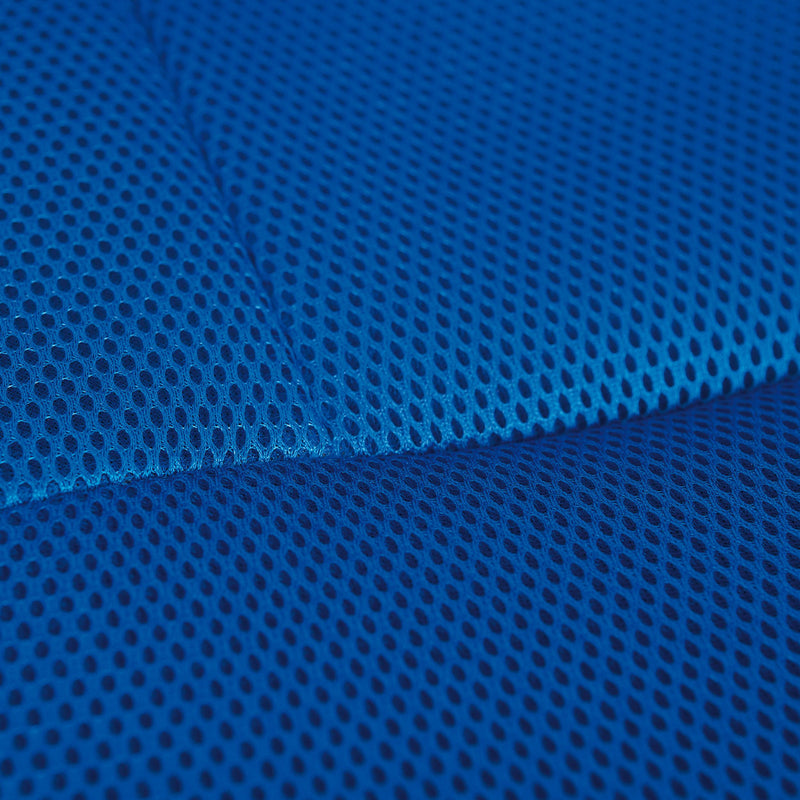 Detailansicht der blauen Polyester-Sitzfläche des Kinderdrehstuhls BONNIE mit perforierter Oberflächenstruktur.