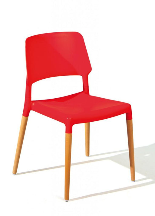 Stapelstuhl TILDE 4er-Set in Rot mit Kunststoffsitz und Buche-Füßen, Gesamtansicht von vorne.