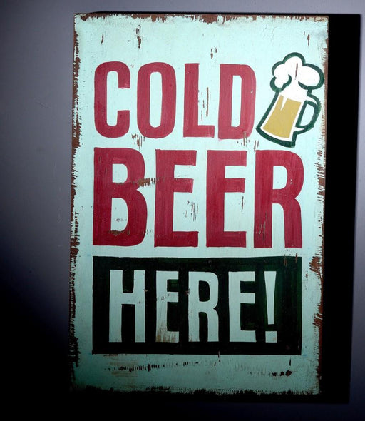 Wall Art Deko Holzschild "Cold Beer" im Vintage Look mit roten Großbuchstaben und Bierglas-Motiv auf hellblauem Untergrund.