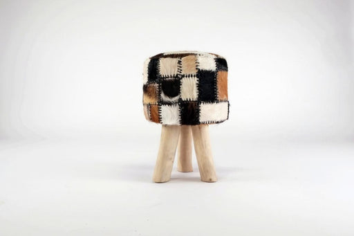 Romanteaka 7995-10 Sitzhocker mit Ziegenfell rund D 30 cm in Schwarz-Weiß-Braun-Karo auf Holzbeinen, Gesamtansicht.