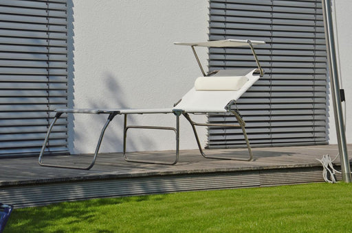AMIGO BIG 50 cm Sonnenliege in Komforthöhe mit weißer Liegefläche und silbernem Aluminium-Gestell, Seitenansicht.