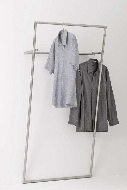 Garderobe BARREL aus Edelstahl mit zwei horizontalen Stangen, bestückt mit zwei Hemden in Grau- und Blautönen, Gesamtansicht.