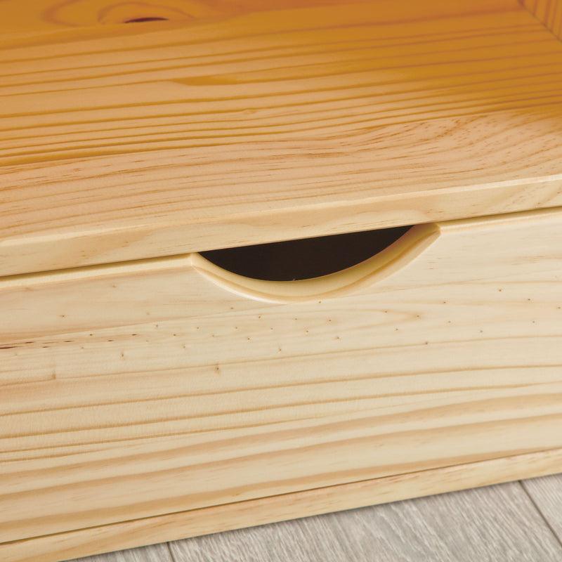 Detailansicht des Schubkastens am Funktionsbett Claas mit geschwungener Holzgriffleiste aus Kiefer.