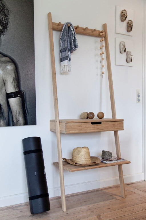 Wandgarderobe Garderobenleiter mit Schublade von Cinas in Gesamtansicht mit Holzrahmen, Schublade und Ablage.