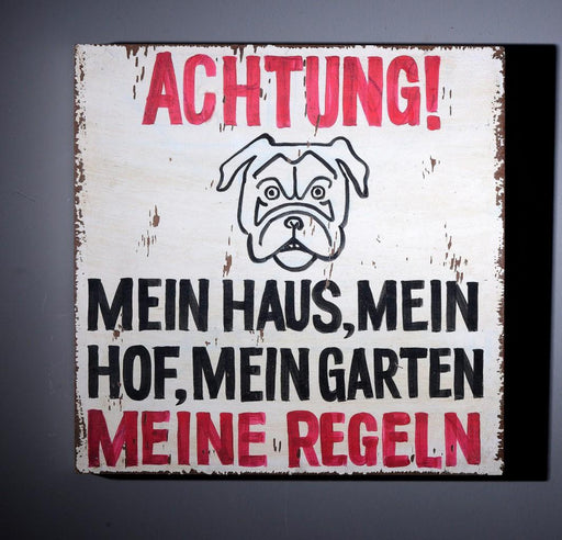 Wall Art Deko Holzschild "Achtung!.." im Vintage Look mit rotem Text, Bulldoggen-Motiv und schwarzer Schrift in Frontansicht.