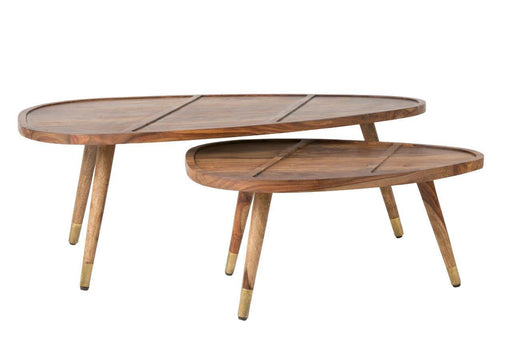 Gesamtansicht des Beistelltisch Couchtisch Sets SHAM mit zwei ovalen Holztischen und Messingkappen an den Beinen.