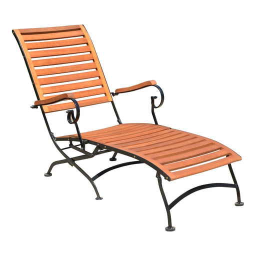 Gartenliege Deckchair Wien mit Armlehnen in Gesamtansicht, hölzerne Sitsfläche und Metallgestell.