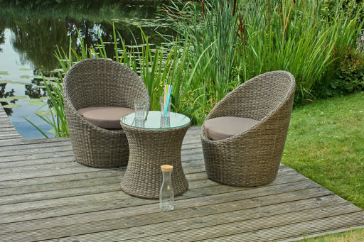 Garten Lounge Club-Set MARIBOR mit zwei Sesseln und rundem Beistelltisch aus Rattan, Gesamtansicht.